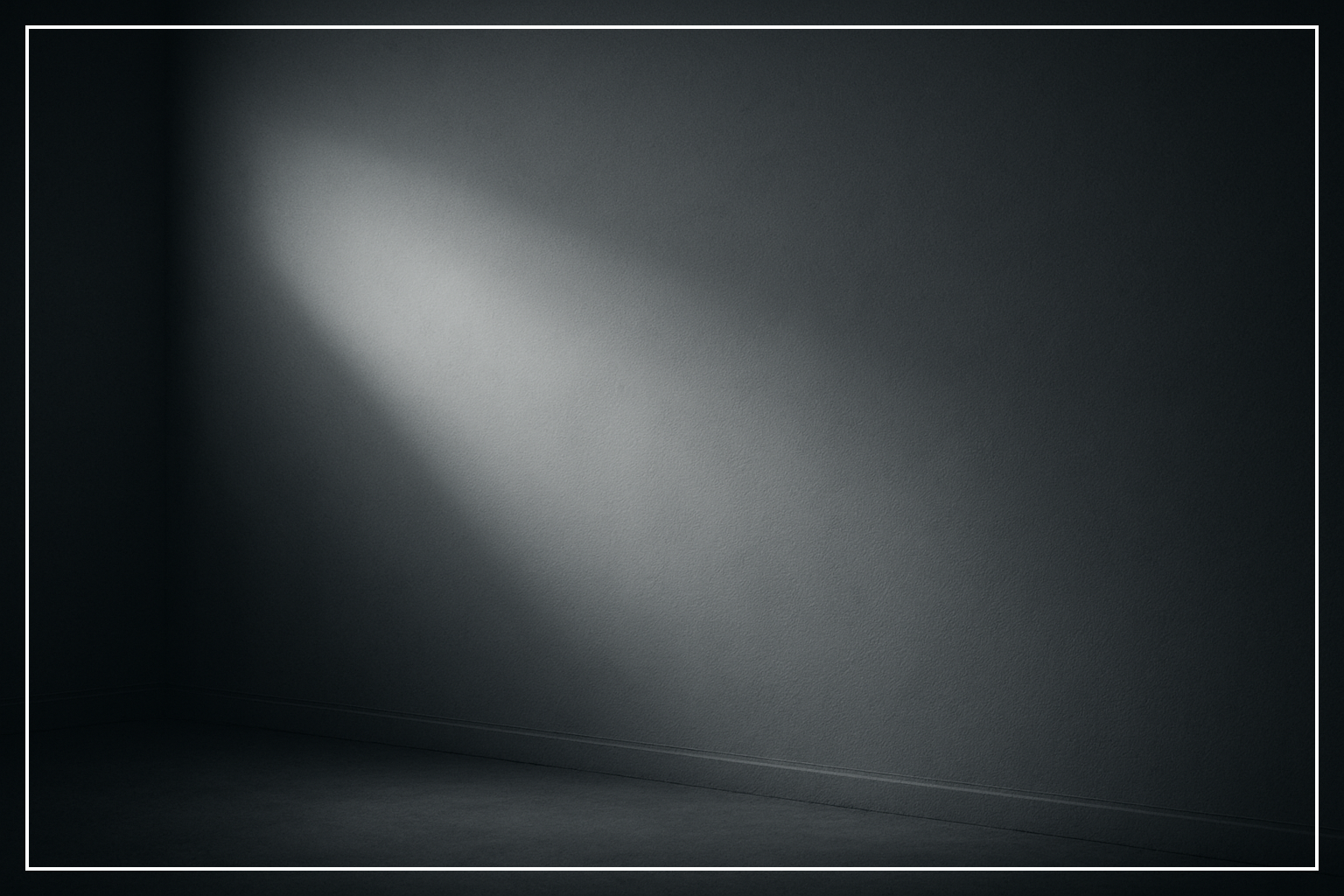 Minimalistischer, dunkler Raum mit diffusem, kühlem Lichtstrahl, weiche Schatten, glatte Oberfläche, stille Atmosphäre. Monochrom, reduziert, nüchtern – typisch SystemMensch-Ästhetik.